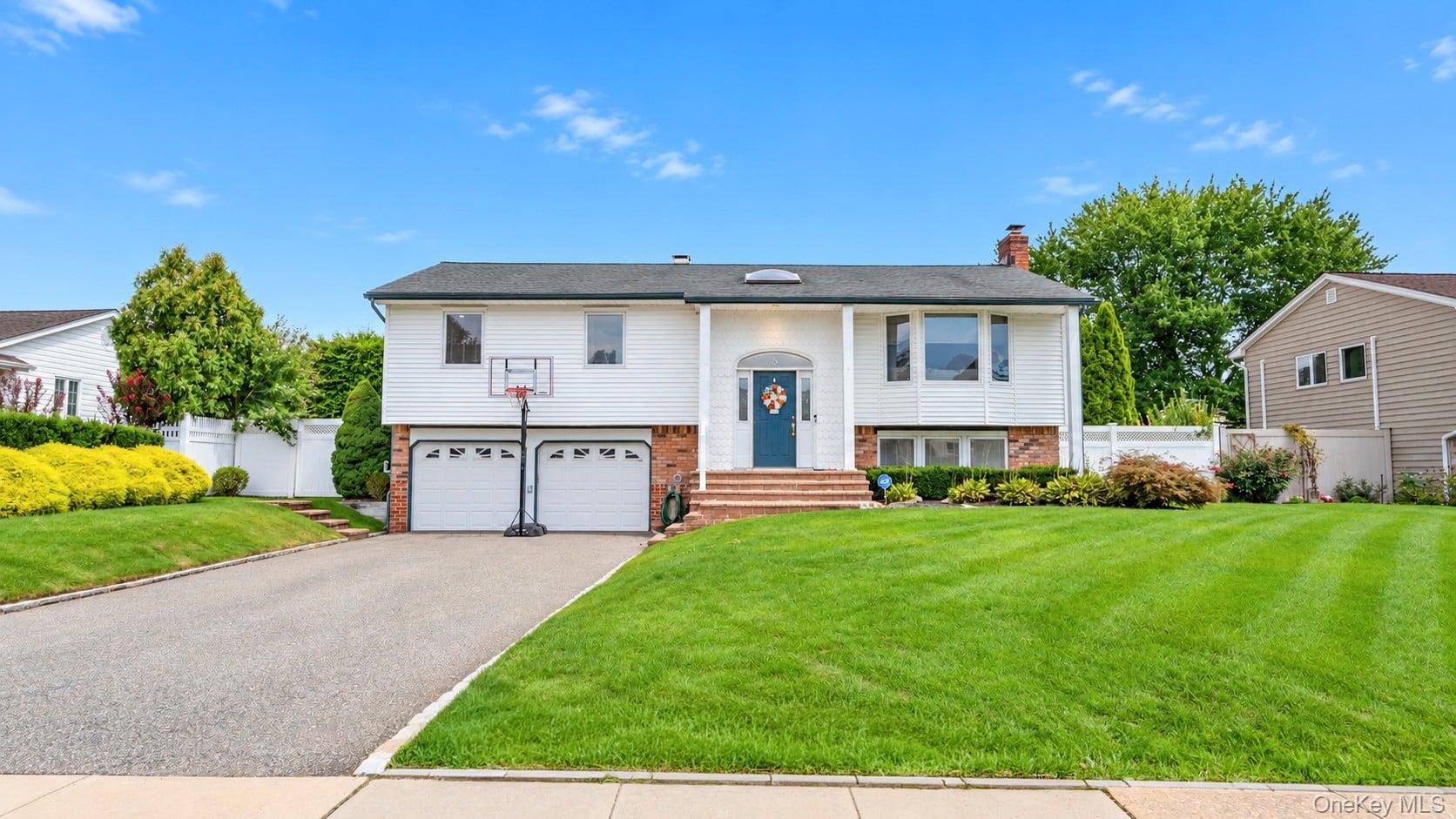 S Plaisted Ave, Hauppauge, NY 11788
