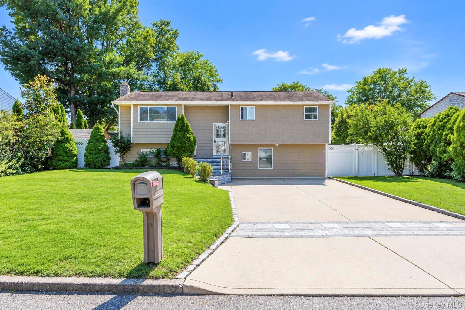 Berkeley Ave, Selden, NY 11784