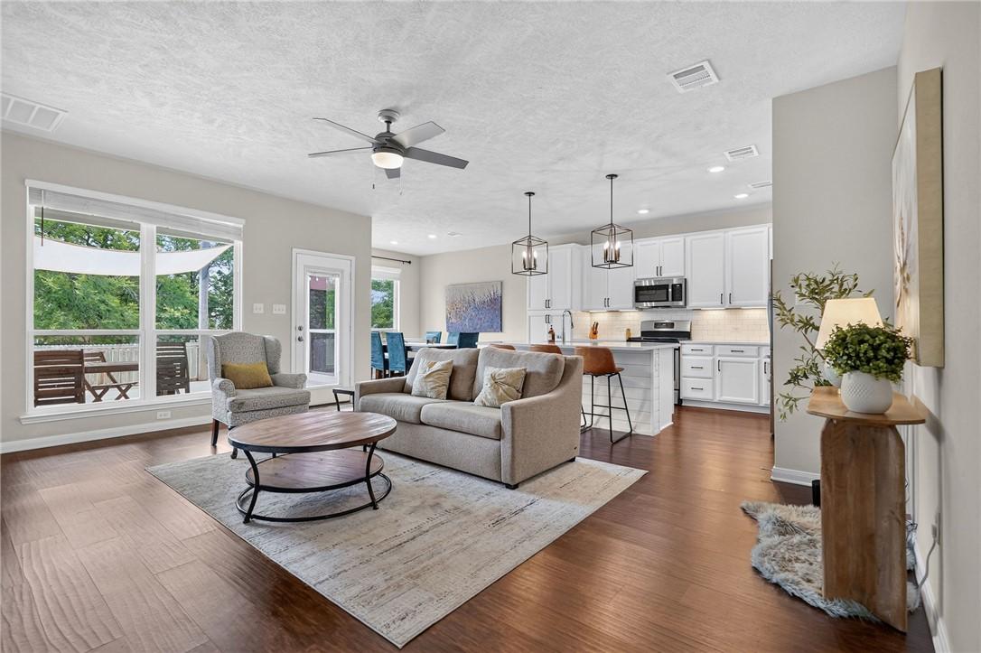 Gregg Ct, College Station, TX 77845
