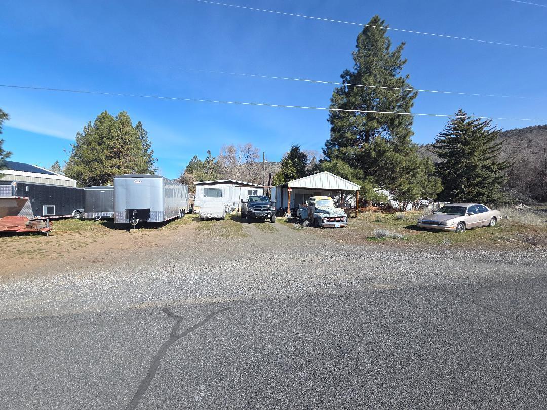 Clovis Dr, Klamath Falls, OR 97603