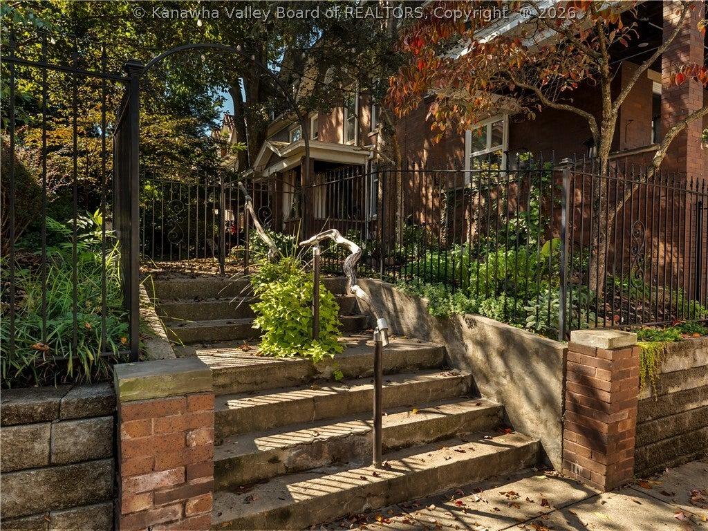 Arlington Ct, Charleston, WV 25301