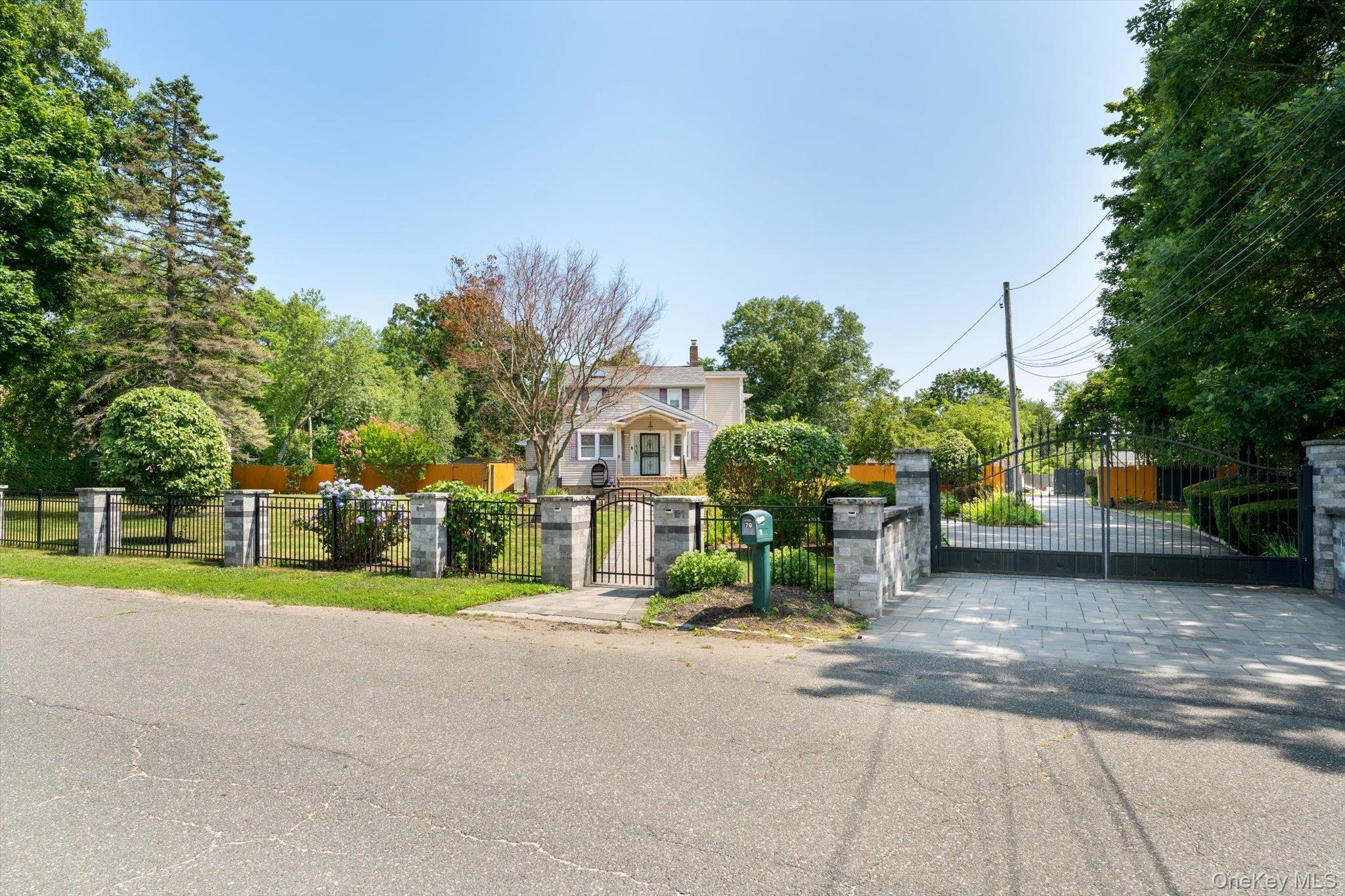 Massachusetts Ave, Bay Shore, NY 11706