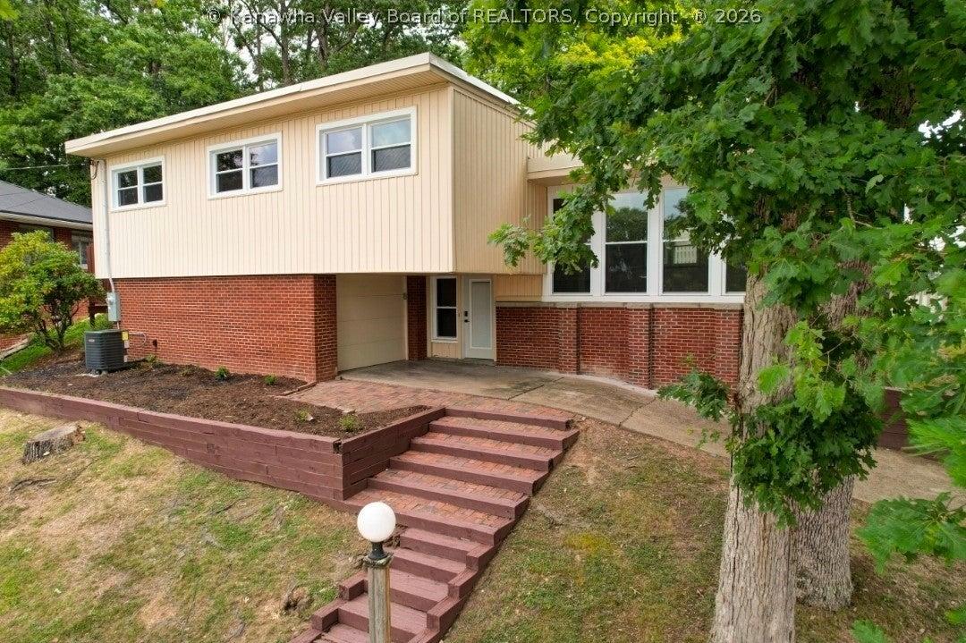Churchill Cir, Charleston, WV 25314