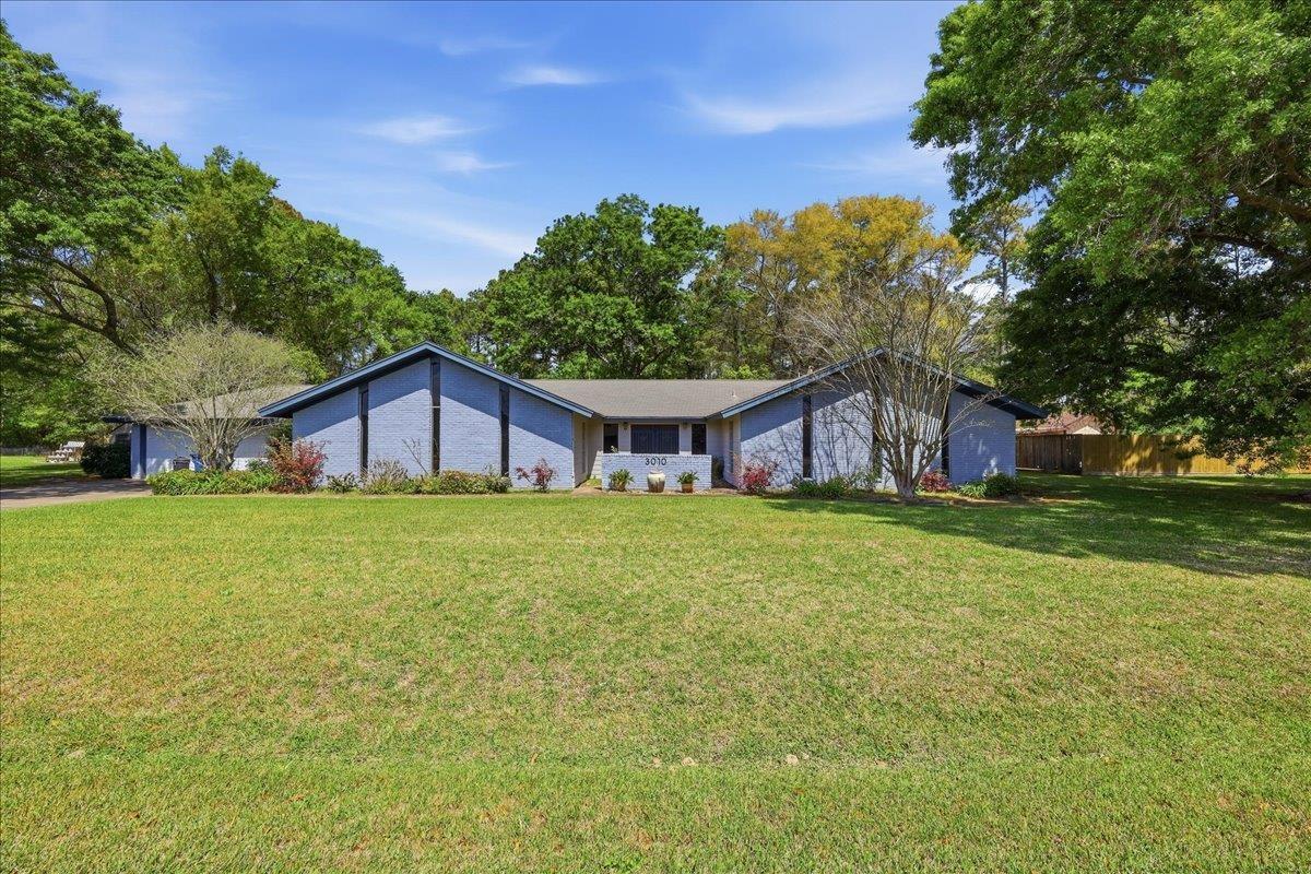 Kelly St, West Orange, TX 77630