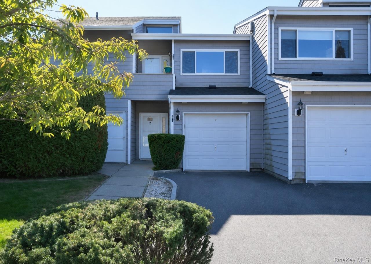 Vista Dr, Manorville, NY 11949