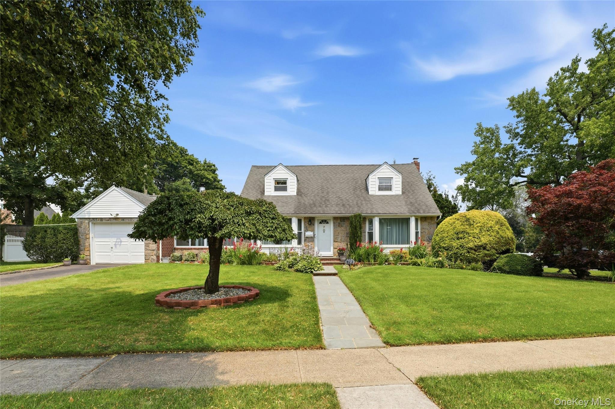 Birchwood Dr, New Hyde Park, NY 11040