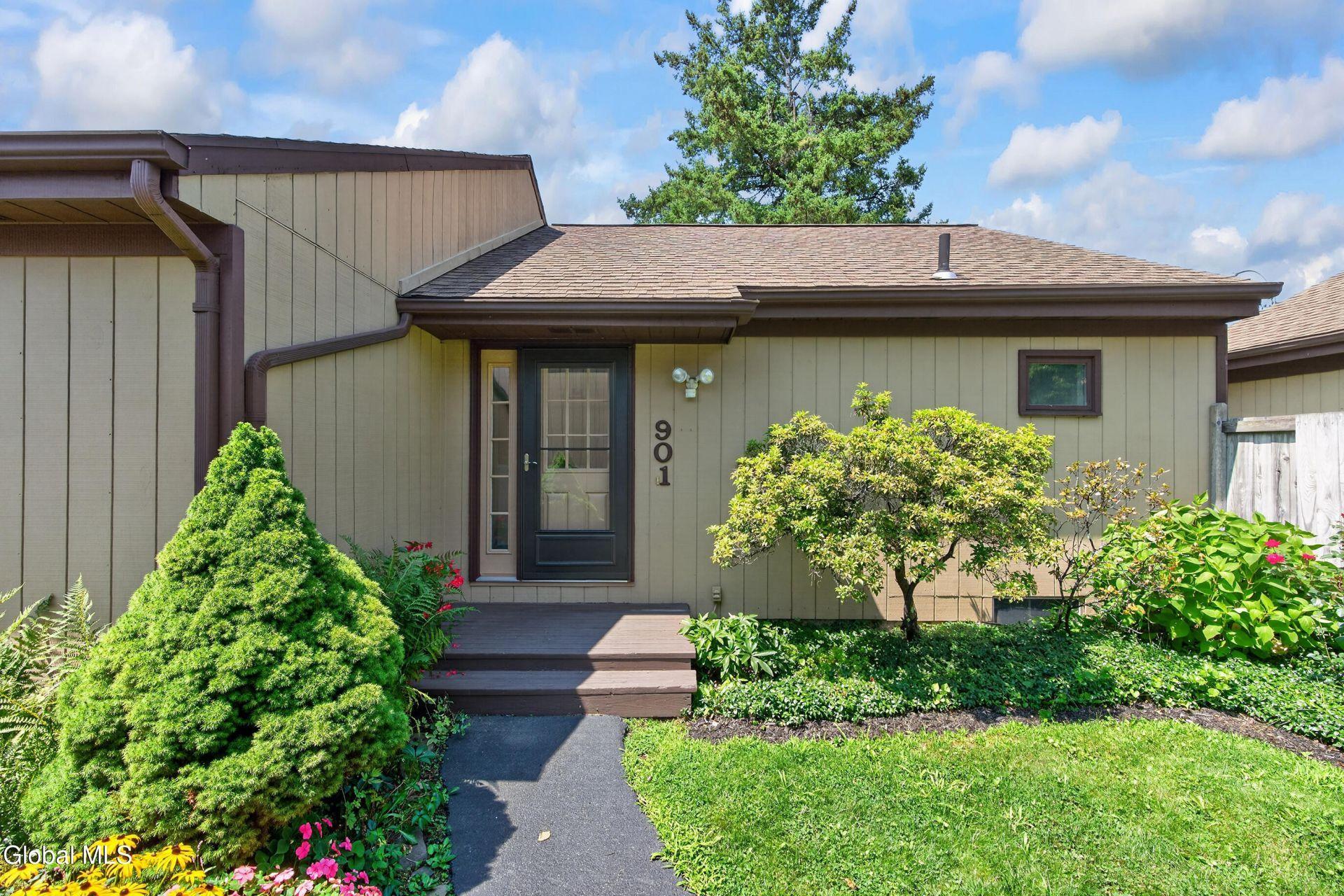 Huntington Ct, East Greenbush, NY 12061