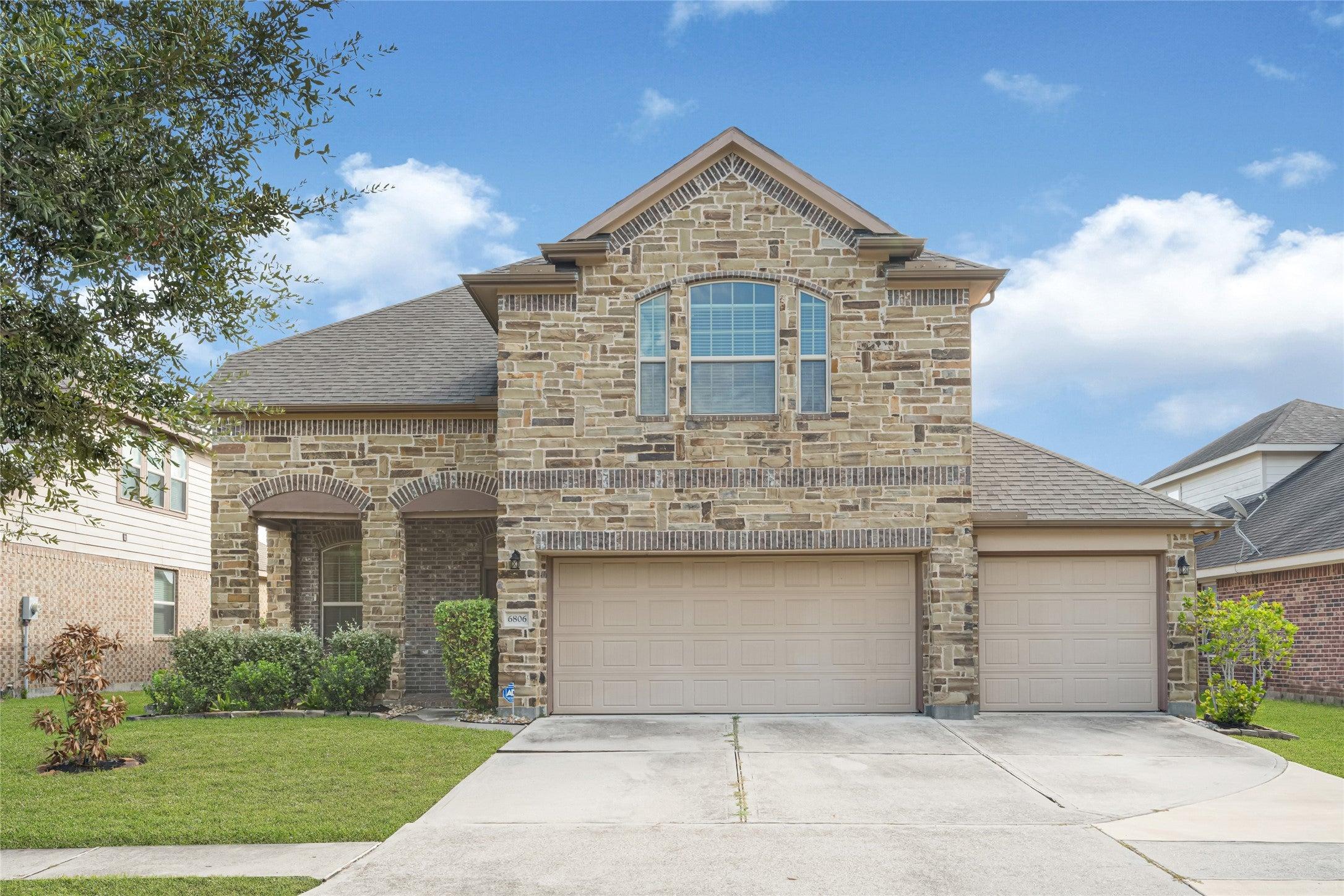 Hunters Trace Ln, Baytown, TX 77521