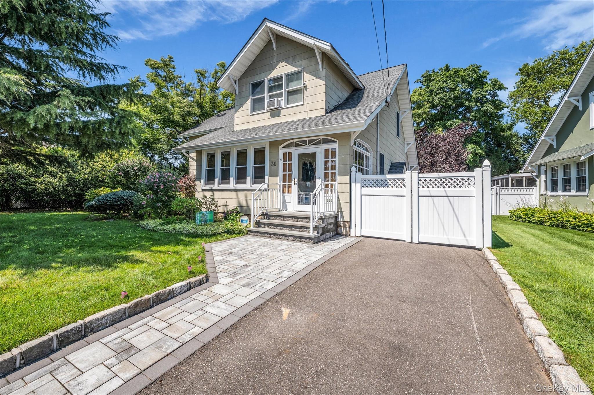 West St, Farmingdale, NY 11735