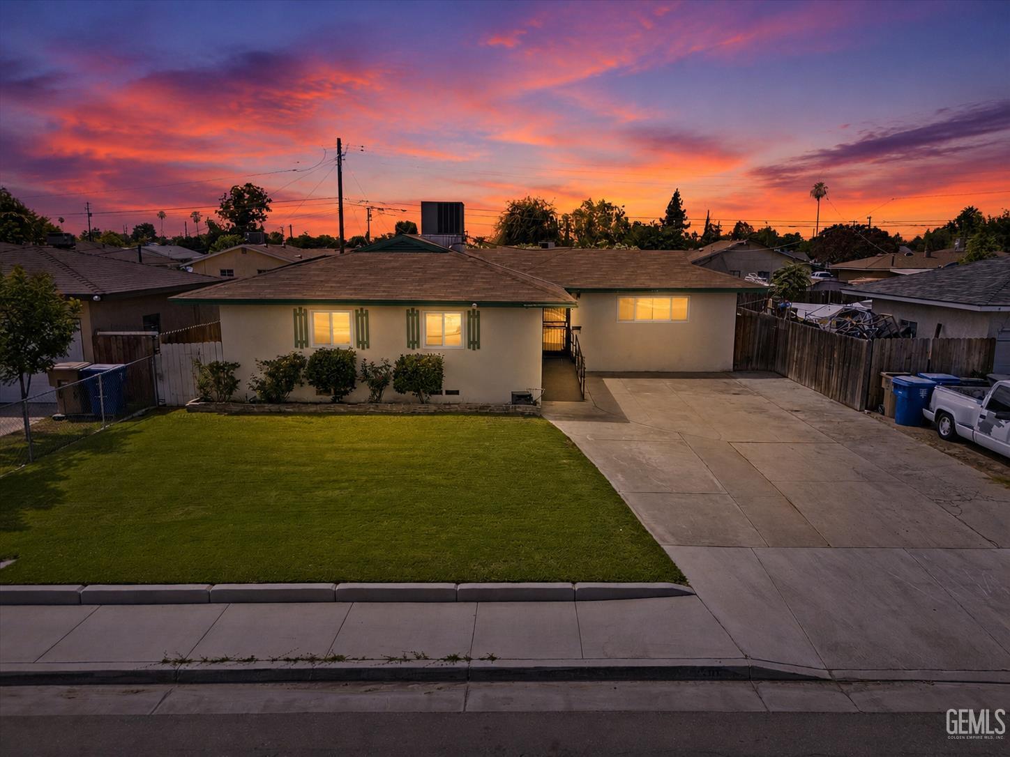 Antonia Way, Bakersfield, CA 93304