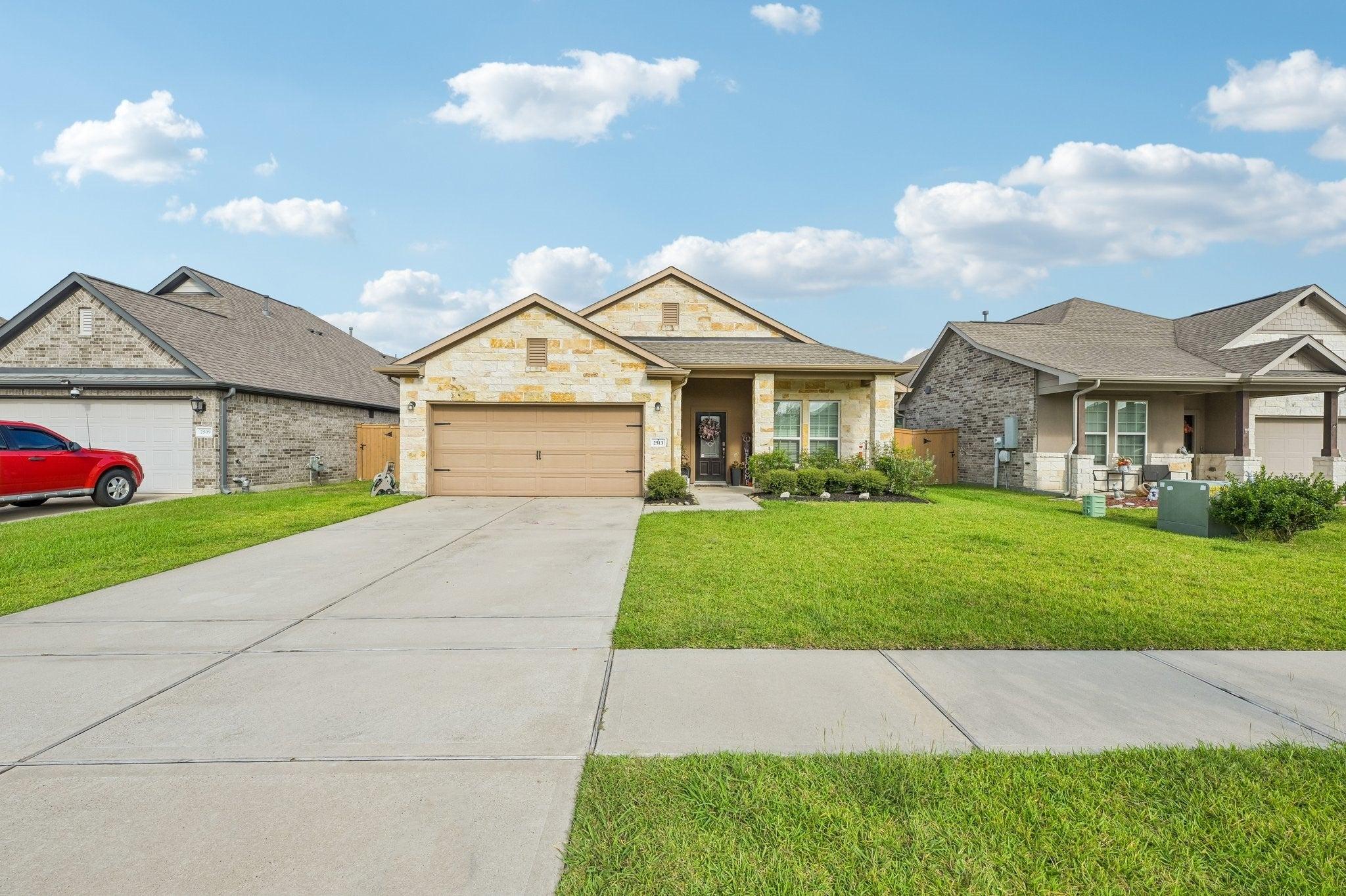 Bayrose Dr, La Marque, TX 77568