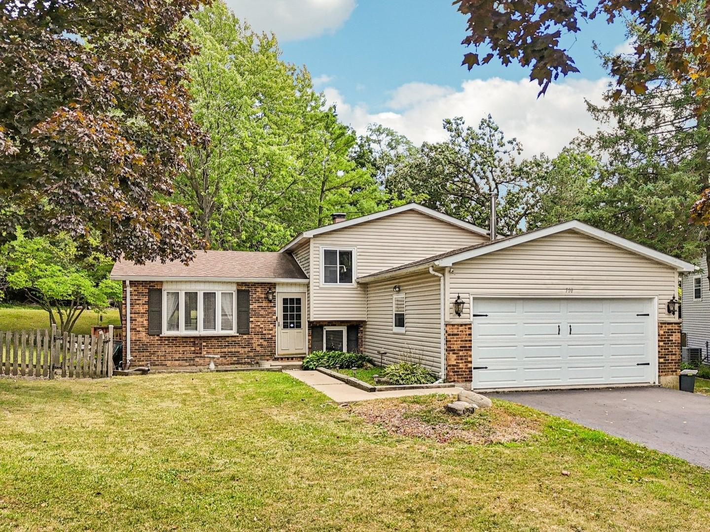 Greenbriar Ln, Lindenhurst, IL 60046