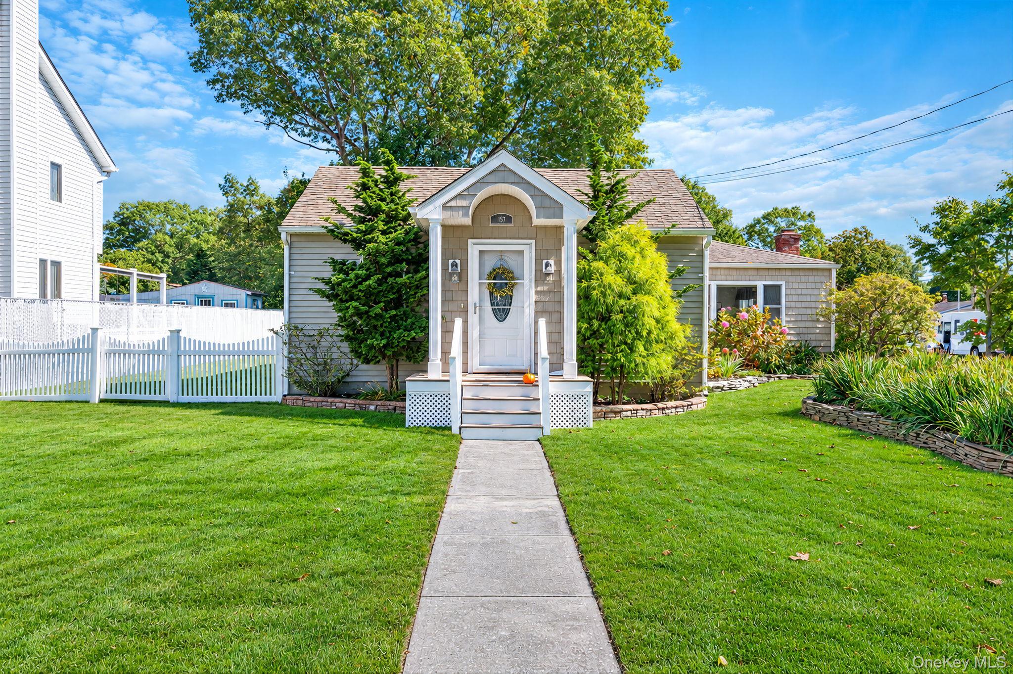 Abner Dr, Holtsville, NY 11742