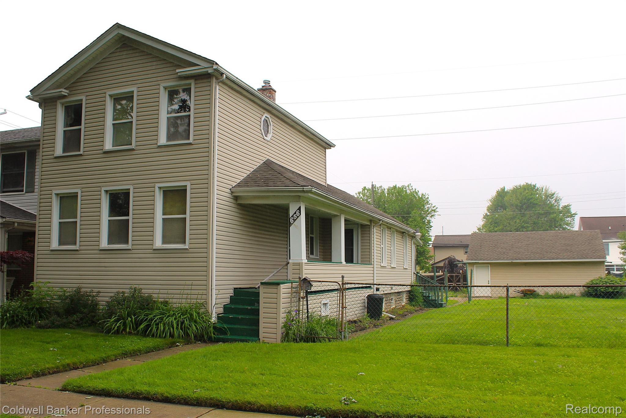 Pine St, Wyandotte, MI 48192