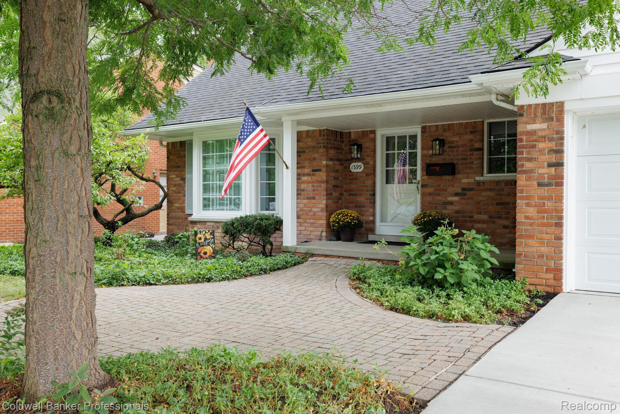 Edmundton Dr, Grosse Pointe, MI 48236