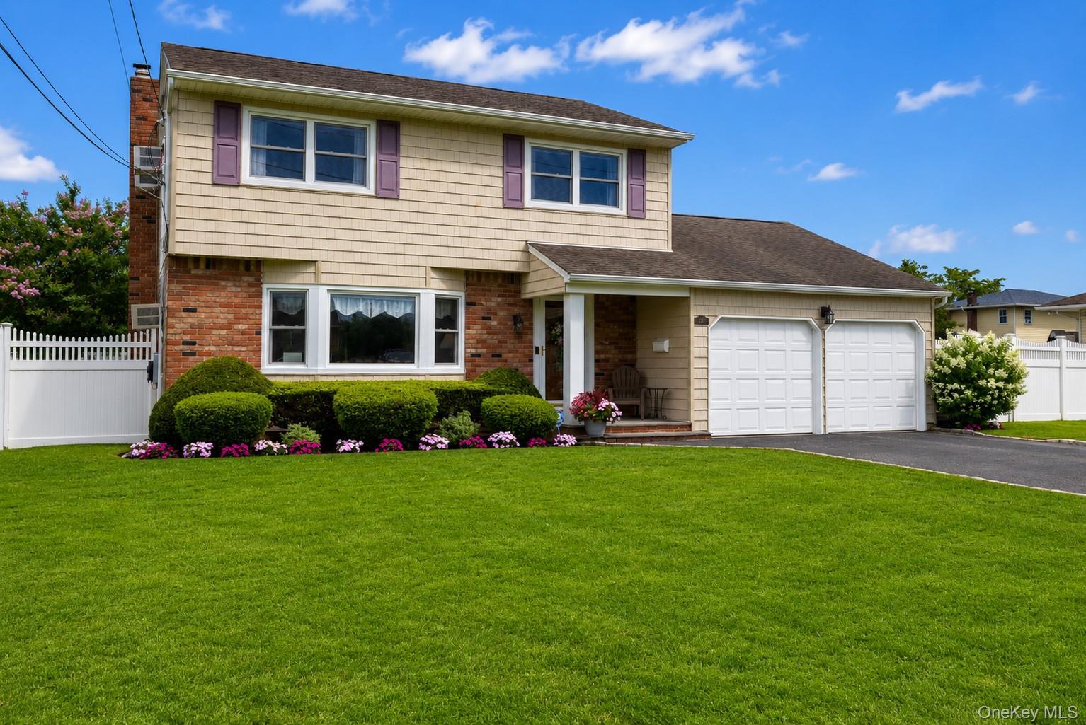 10th St, West Babylon, NY 11704