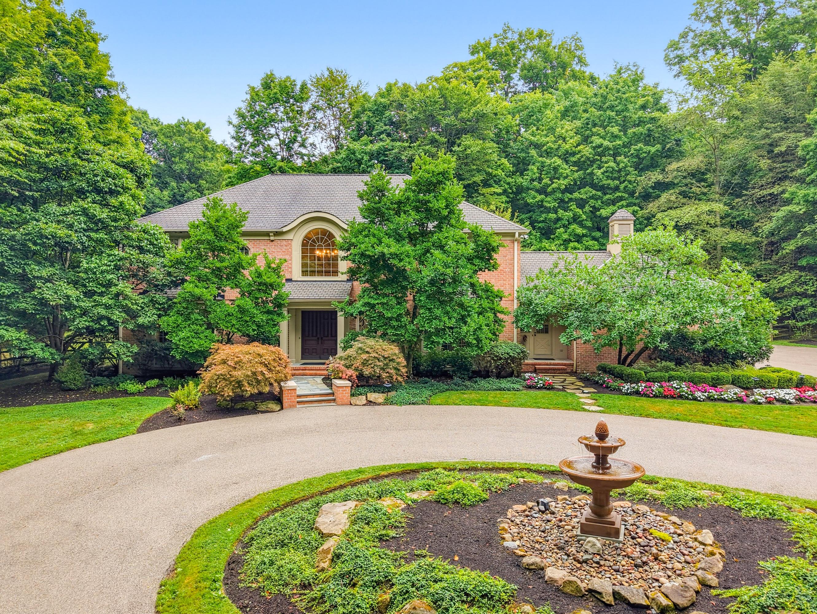 Suffolk Ln, Chagrin Falls, OH 44022