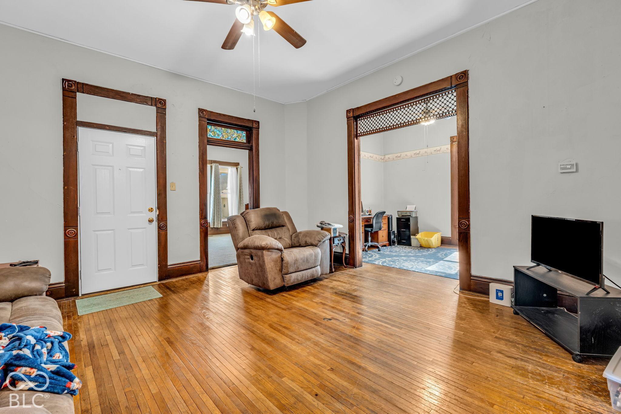 Hutchins Ave, Columbus, IN 47201
