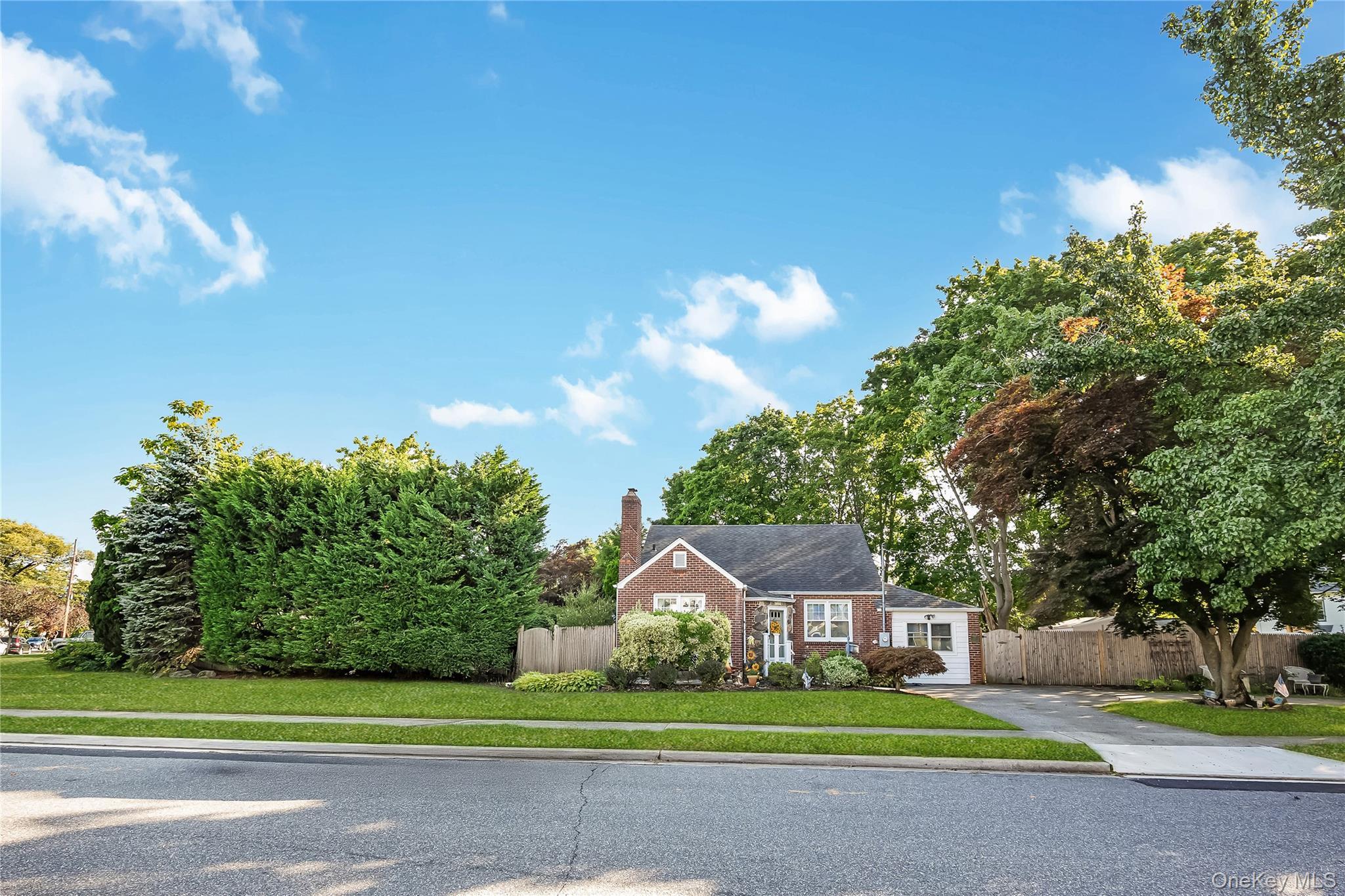 Spencer St, Farmingdale, NY 11735