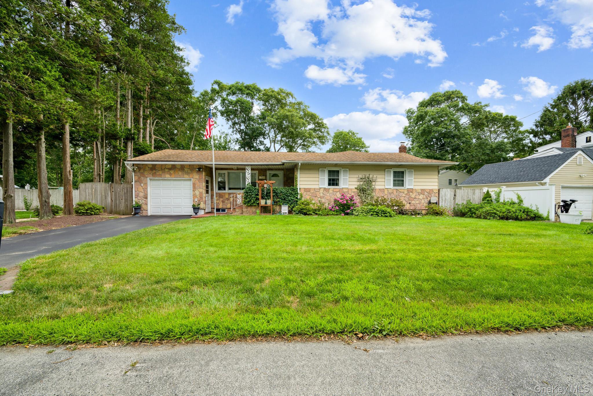 Parkwood Dr, Shirley, NY 11967