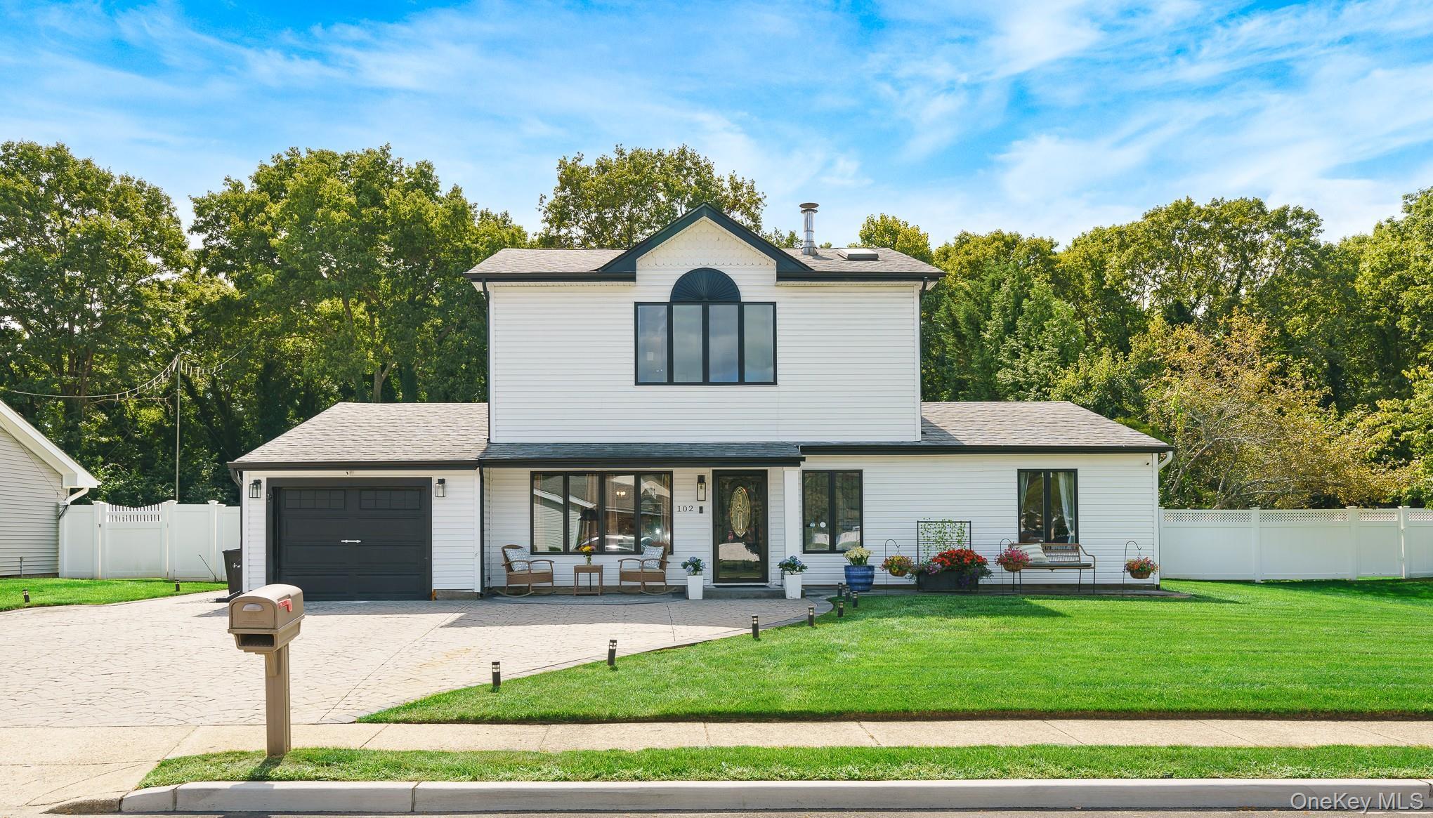 Inverness Rd, Holbrook, NY 11741