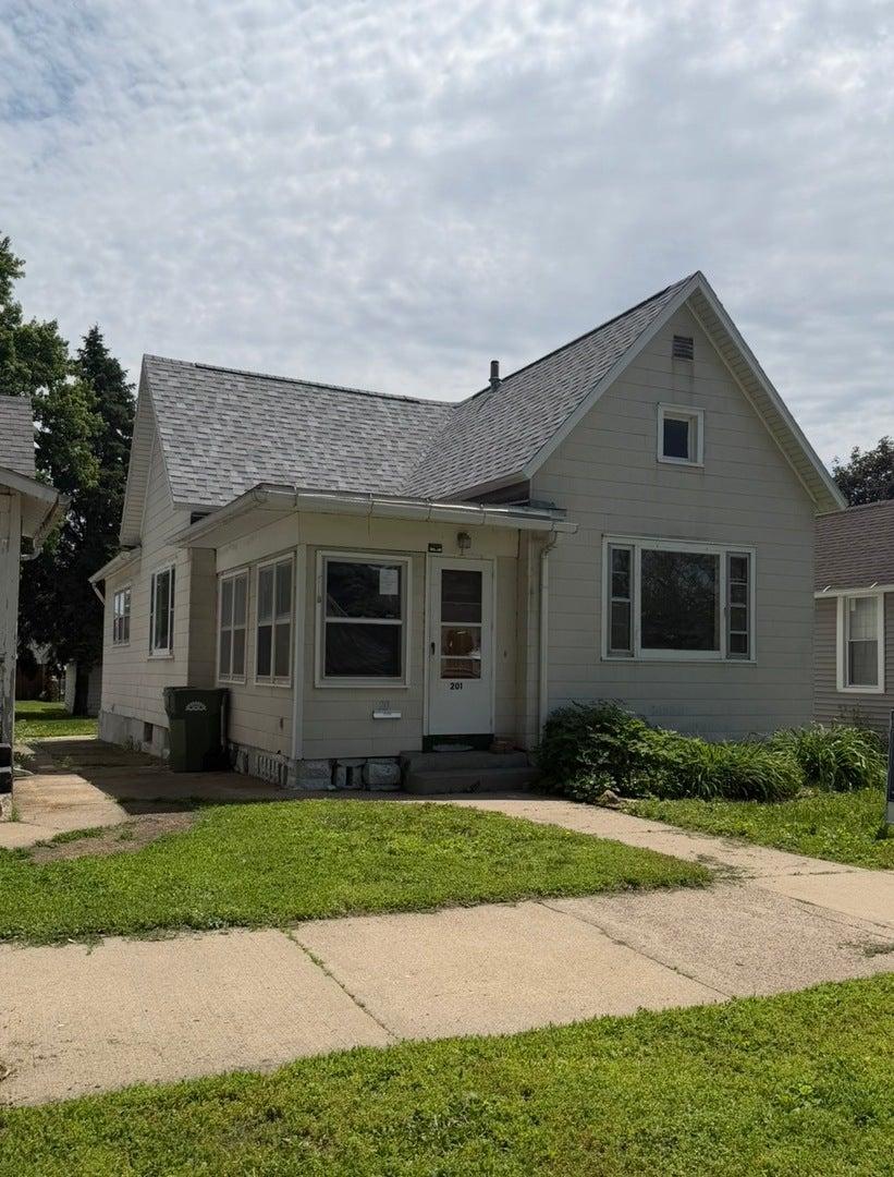 Fayette St, Clinton, IA 52732