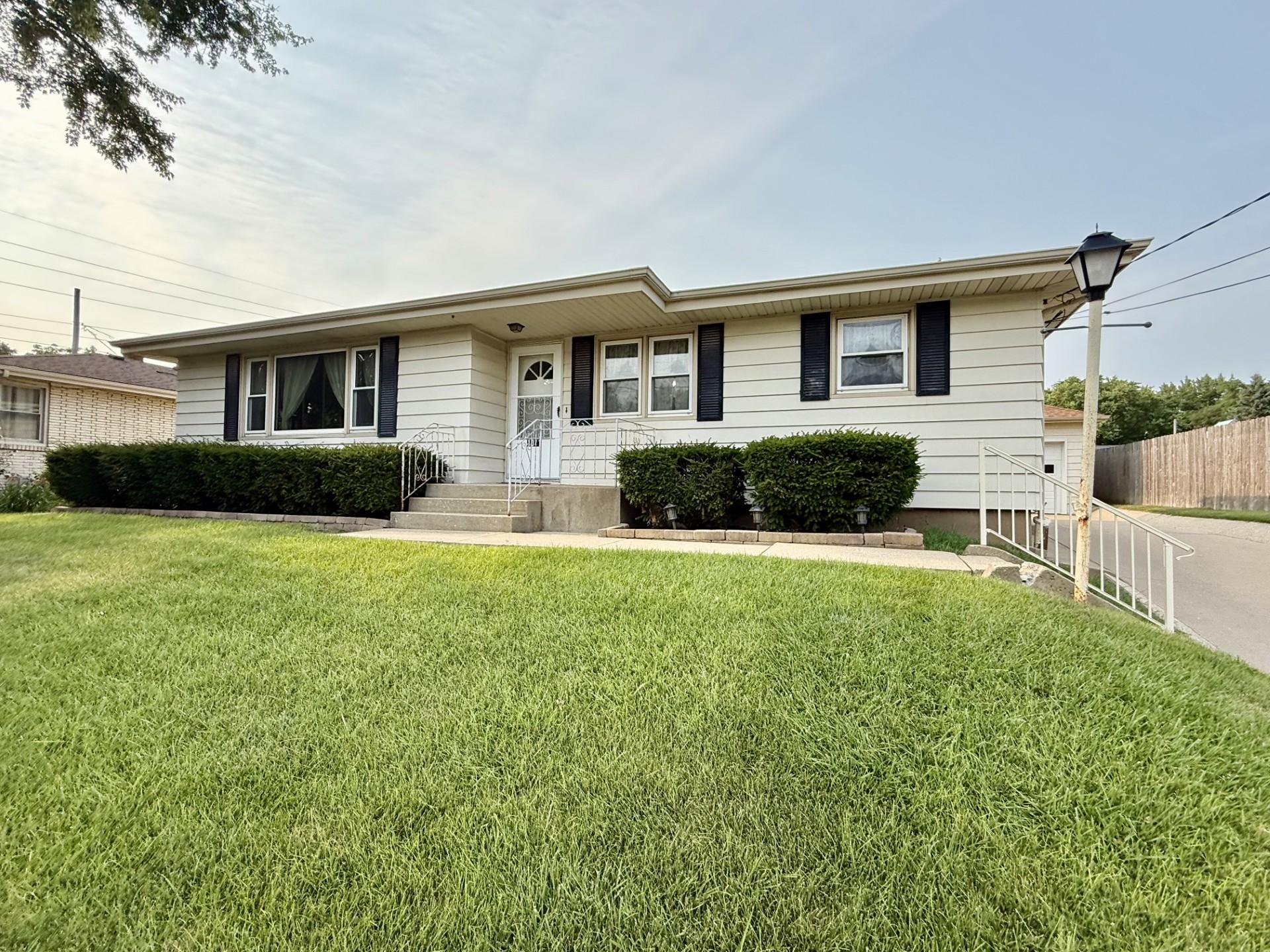 7th St, Peru, IL 61354