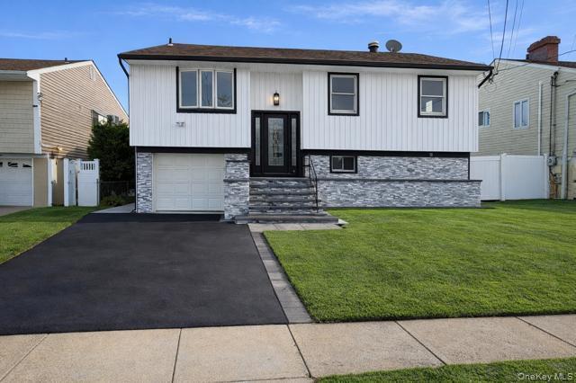 E 1st St, Freeport, NY 11520