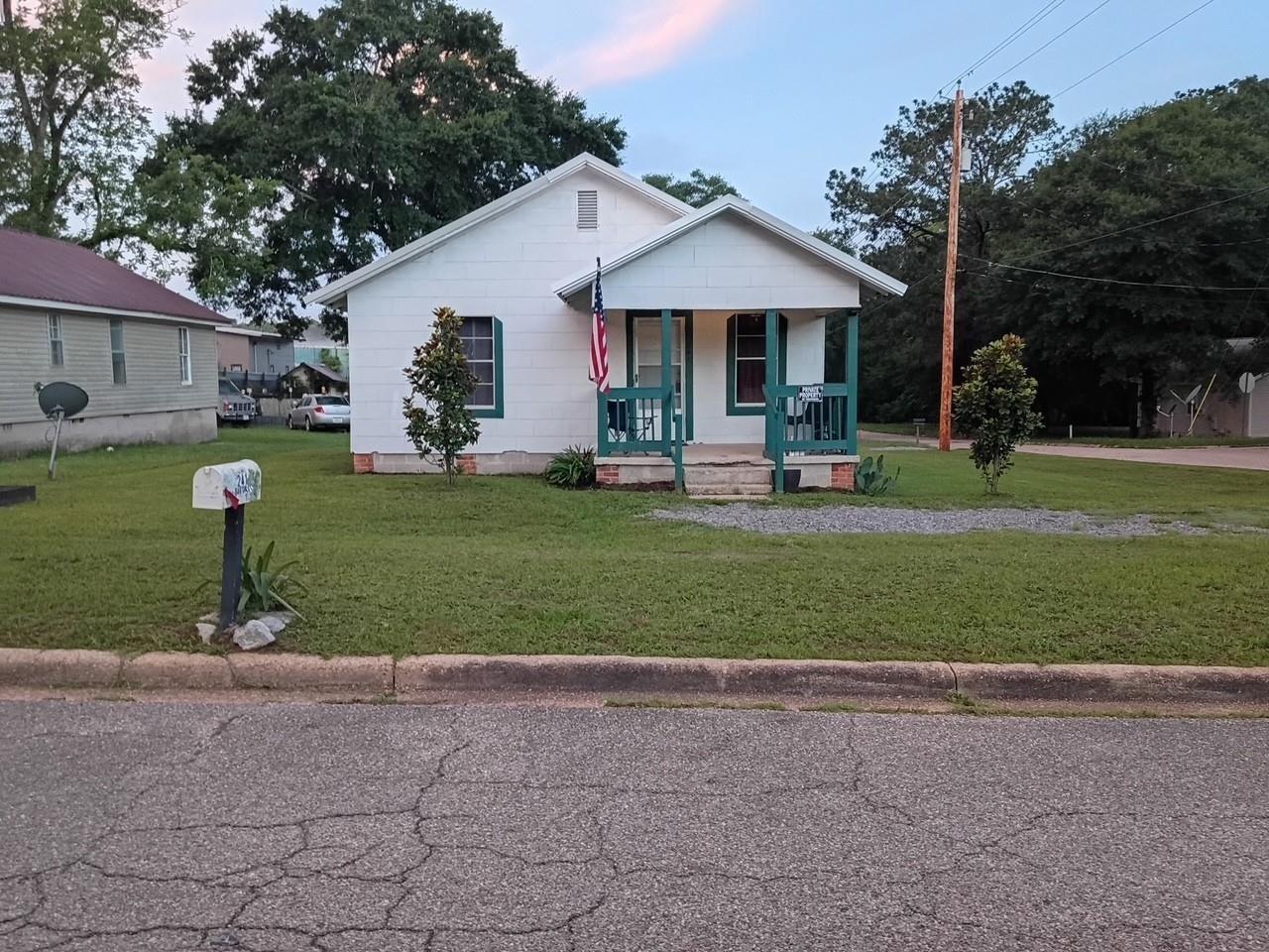 Barton St, Andalusia, AL 36420