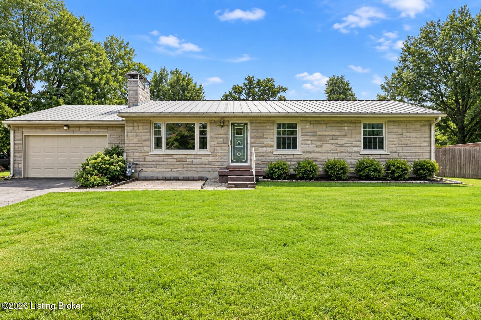 Vega Ln, Louisville, KY 40272