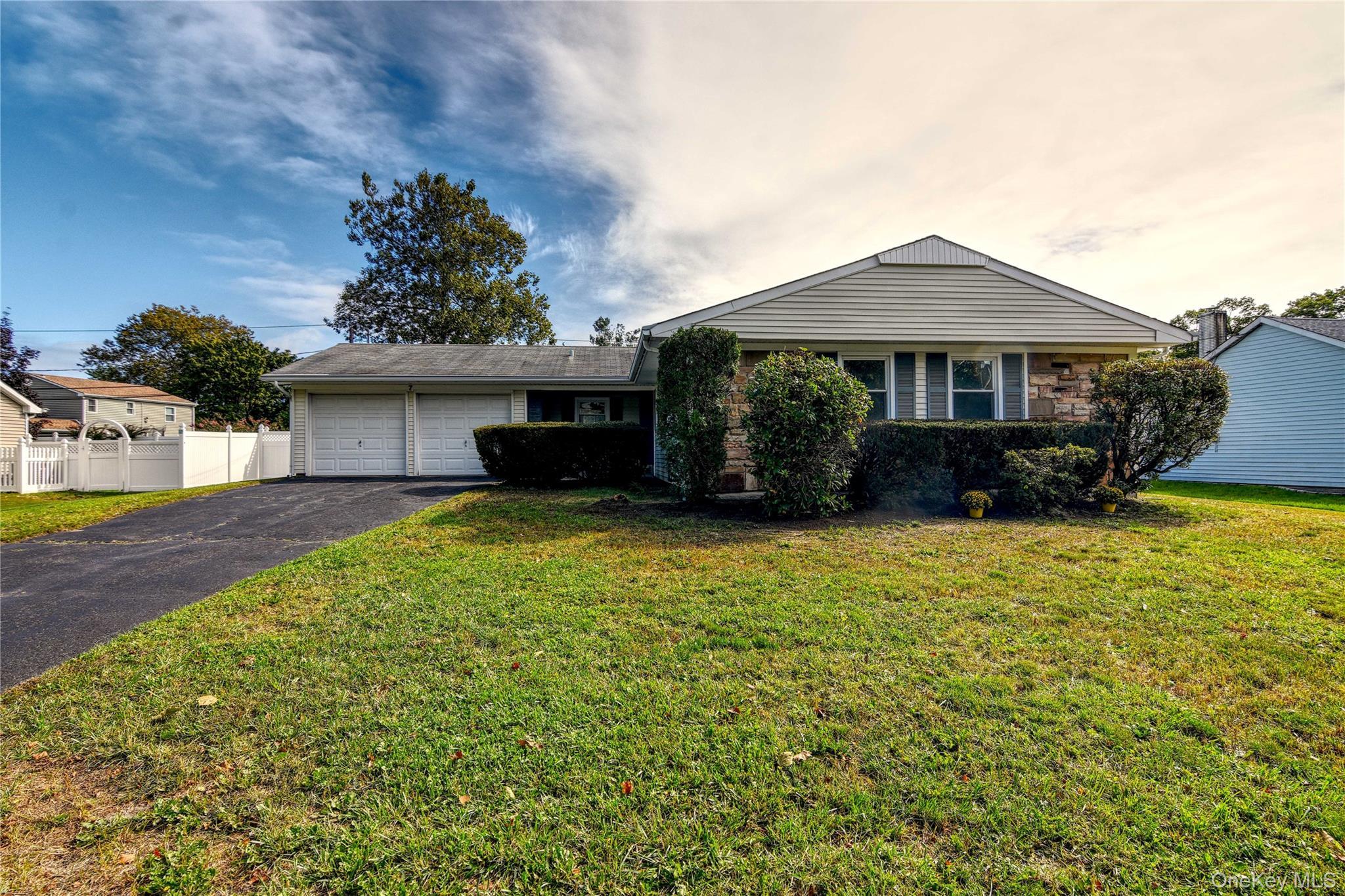 Tinder Ln, Lake Grove, NY 11755