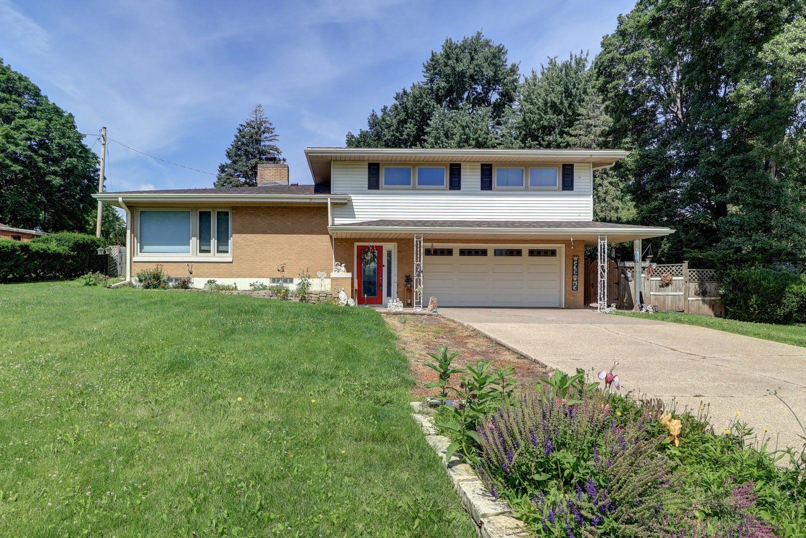 N 11th St, Clinton, IA 52732