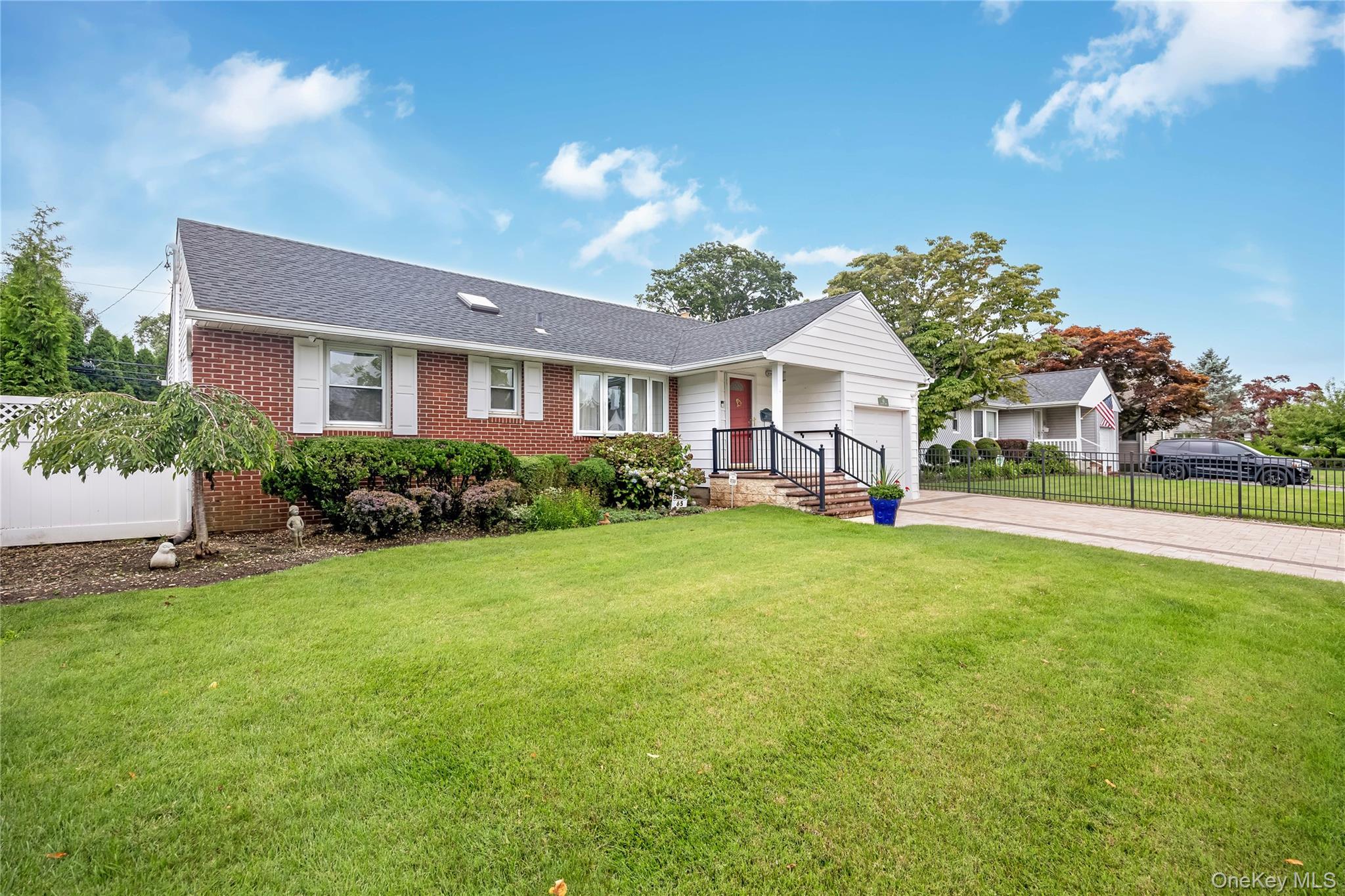 Colonial Dr, Farmingdale, NY 11735