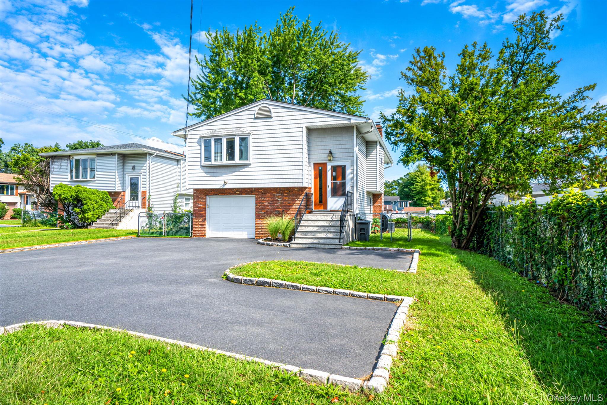 Commack Rd, Commack, NY 11725
