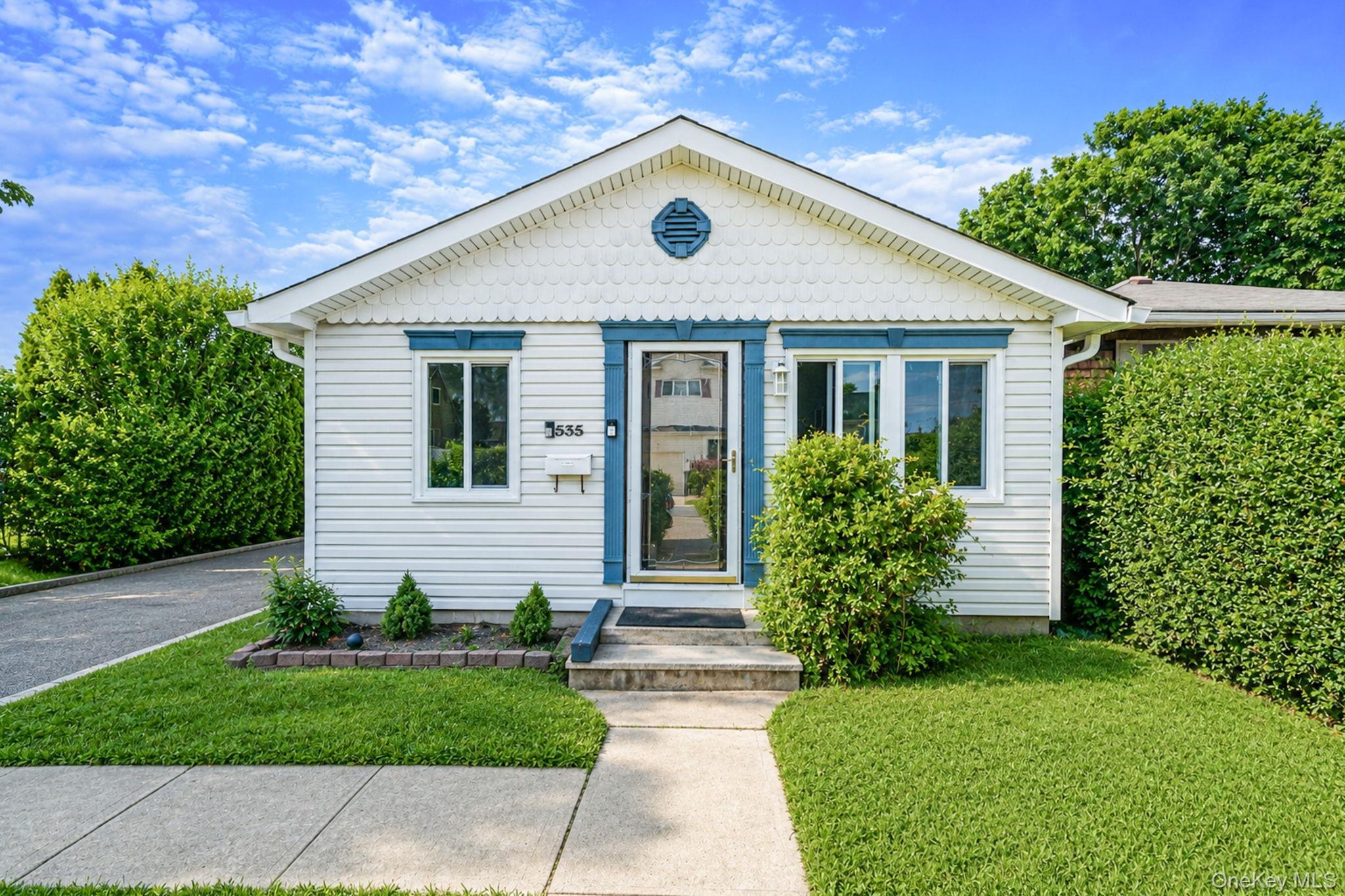Outlook Ave, N Babylon, NY 11703