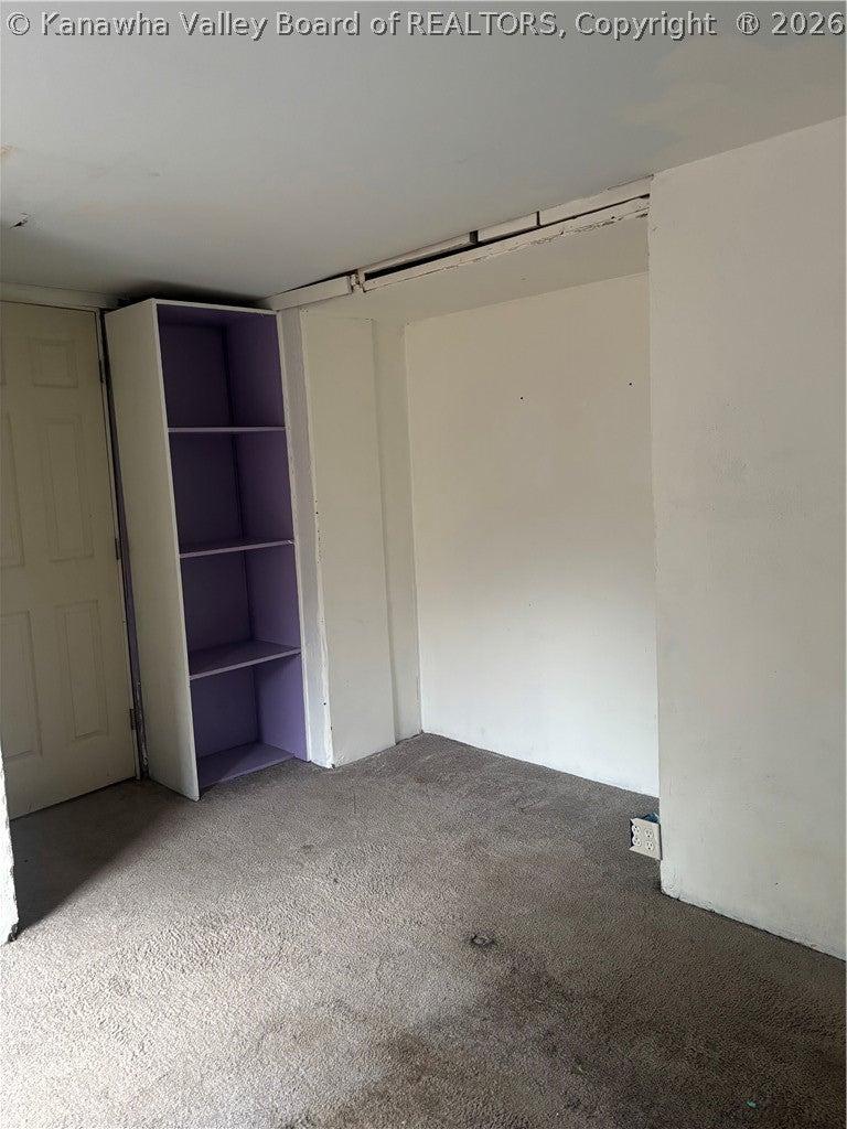 Falcon Dr, Charleston, WV 25387
