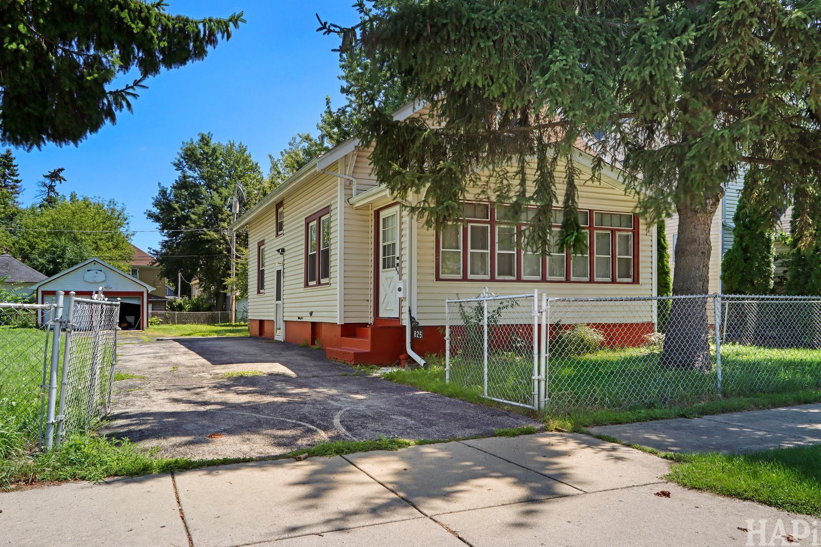 N Ash St, Waukegan, IL 60085