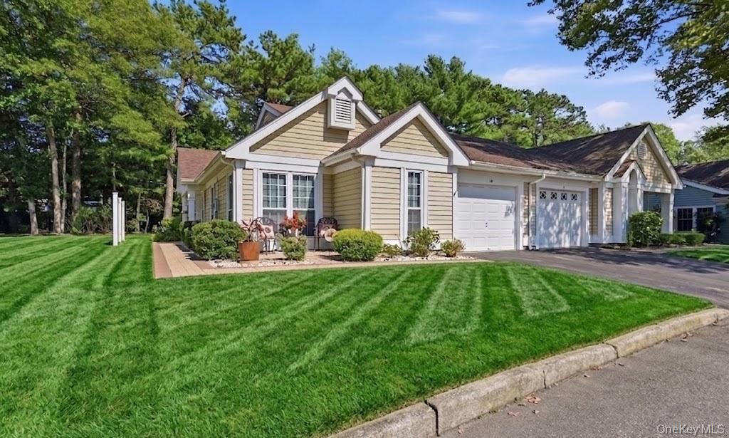 Glen Dr, Ridge, NY 11961