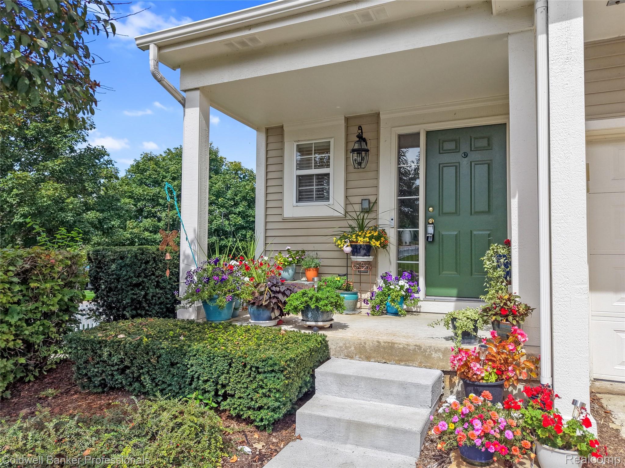 E Bluff Ct, Rochester Hills, MI 48307