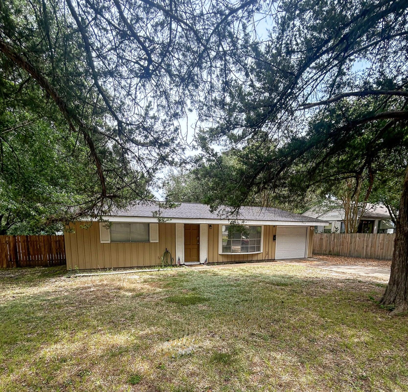 Dennis Ave, Leesville, LA 71446