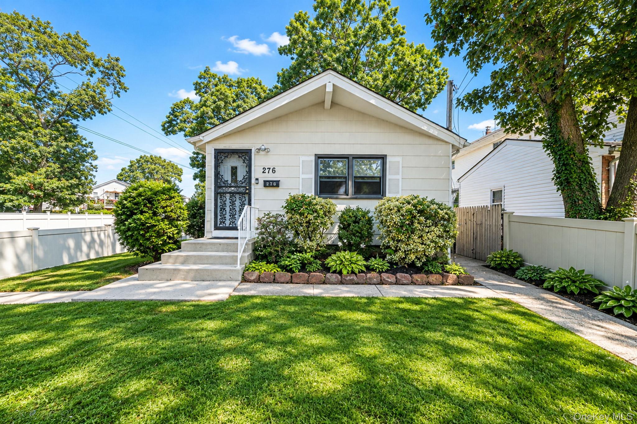 Deauville Blvd, Copiague, NY 11726