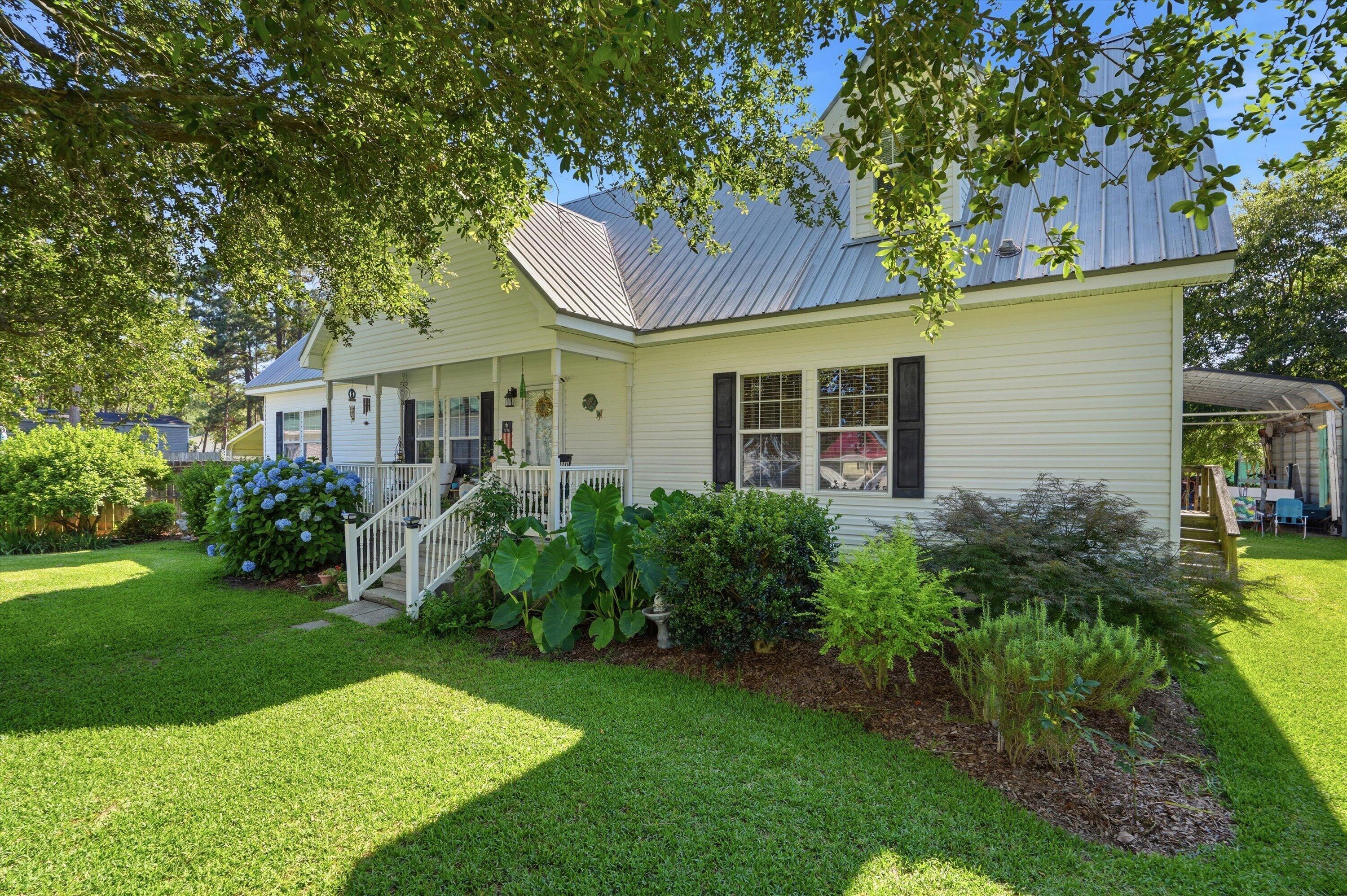 Sparrow St, Bonneau, SC 29431