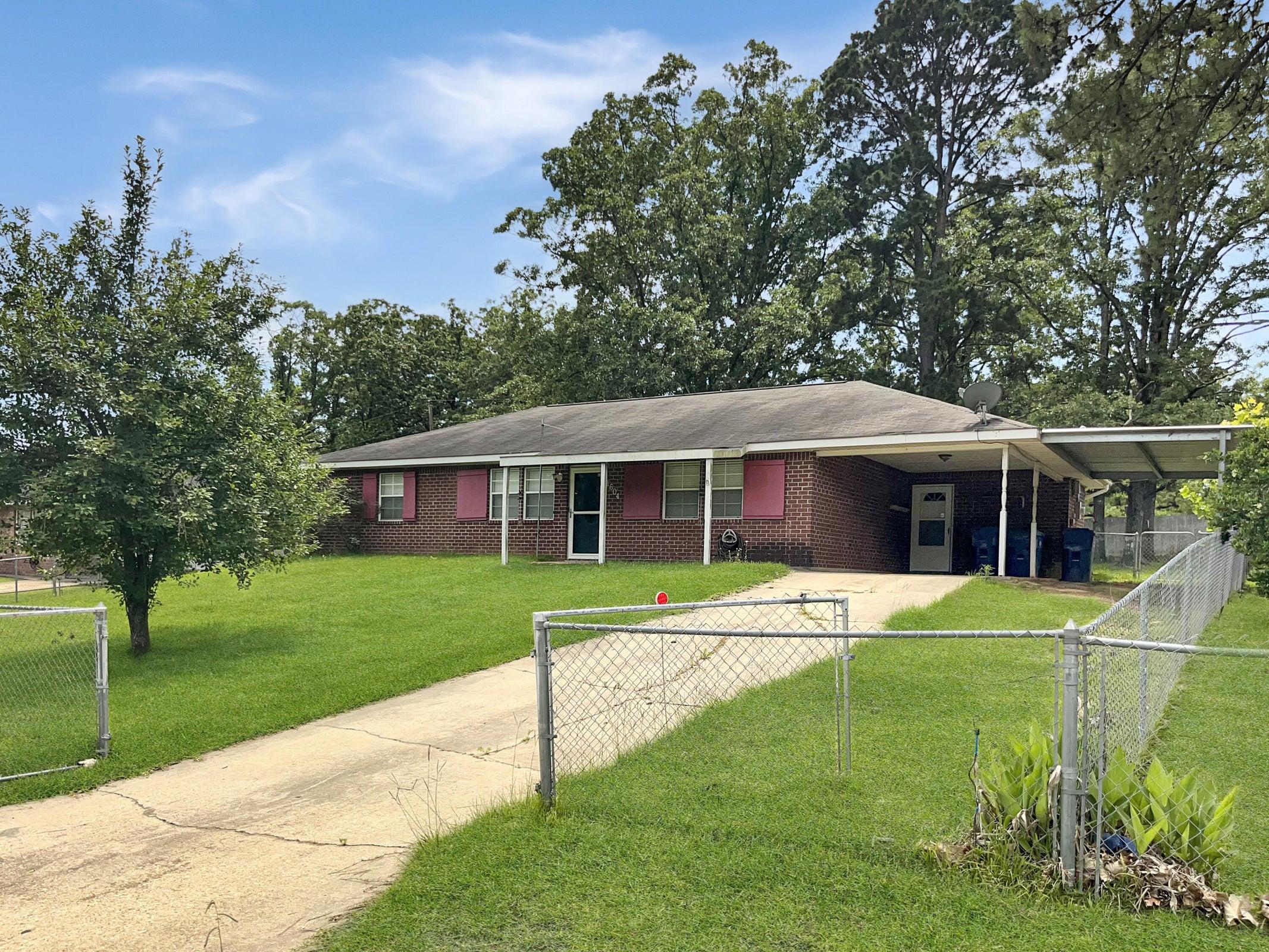 Allison St, Leesville, LA 71446