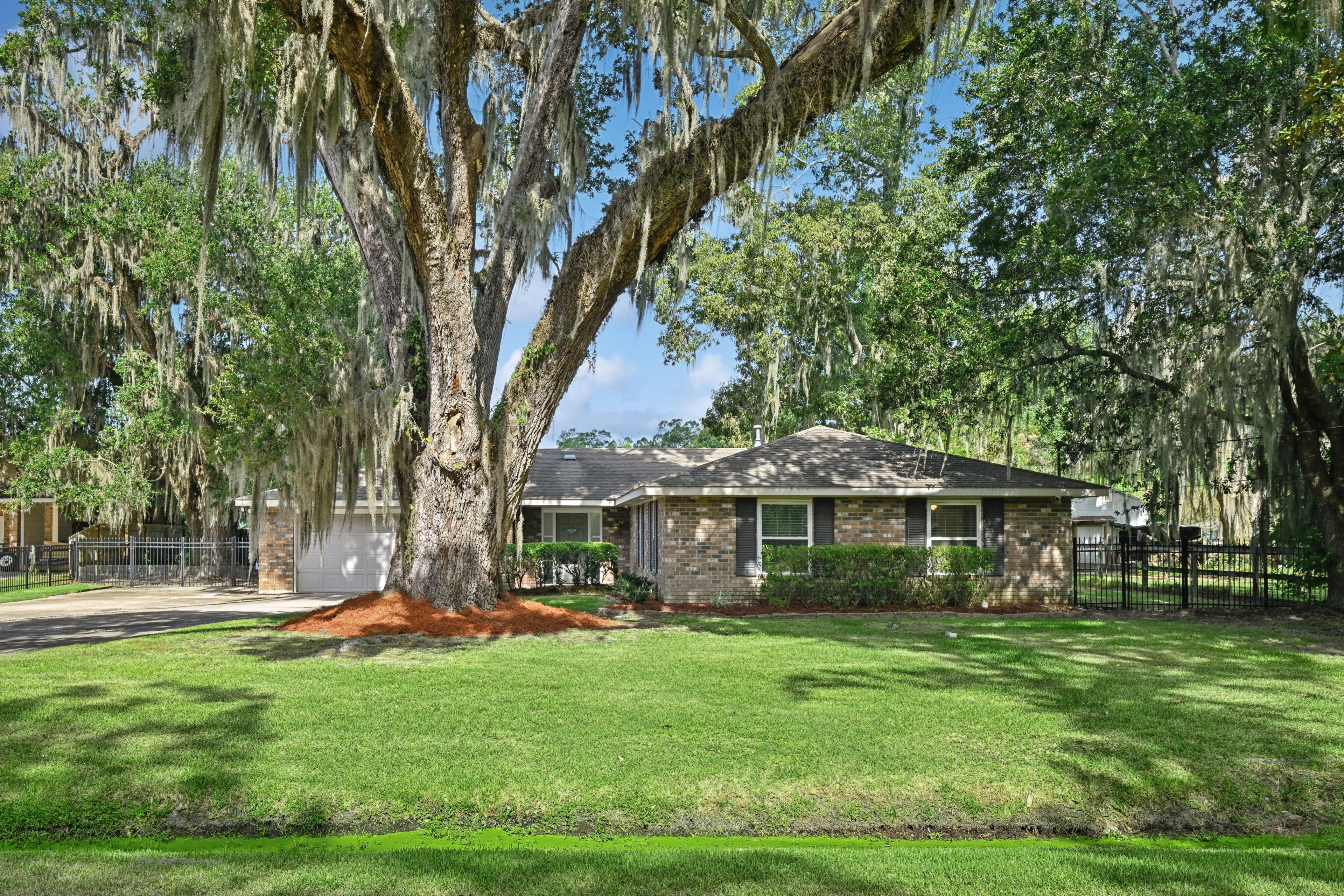 Oak Ln, Mandeville, LA 70448