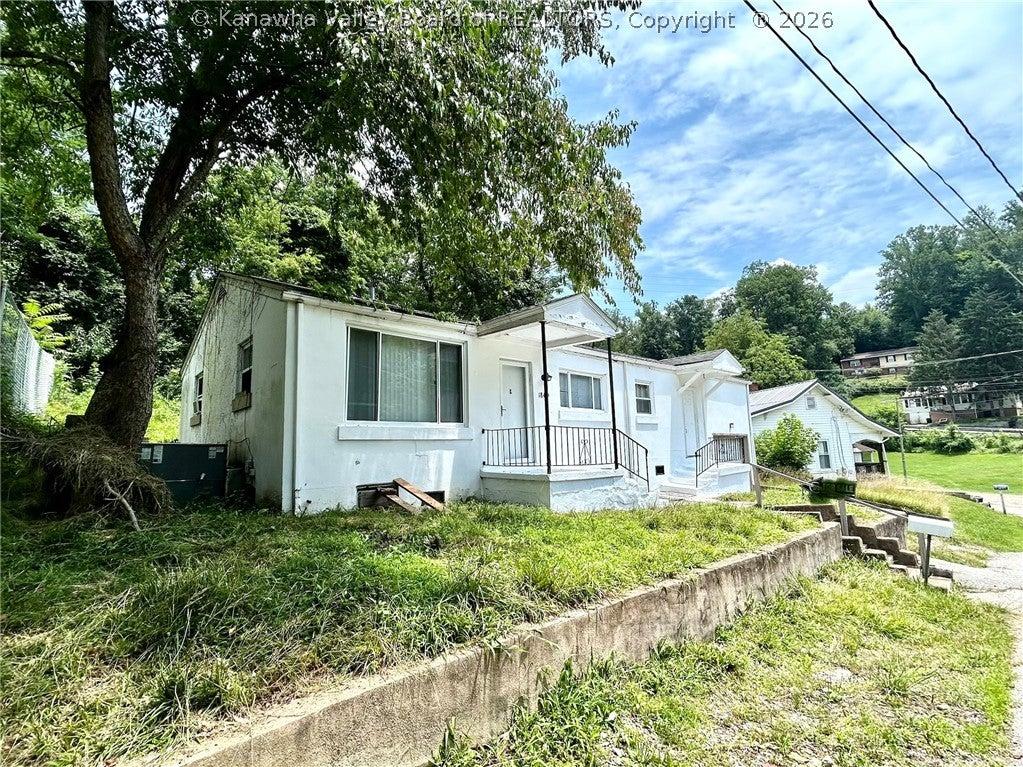 Oakridge Dr, Charleston, WV 25311