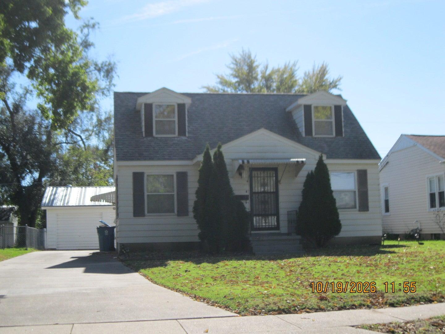 9th St, Camanche, IA 52730