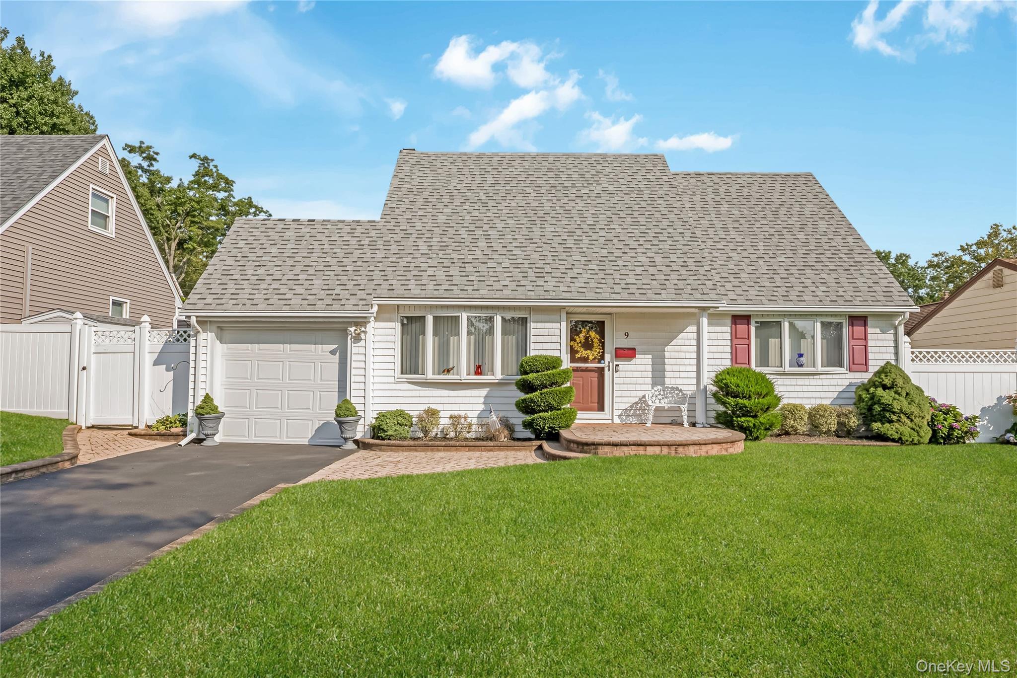 Linwood Ave, Farmingdale, NY 11735