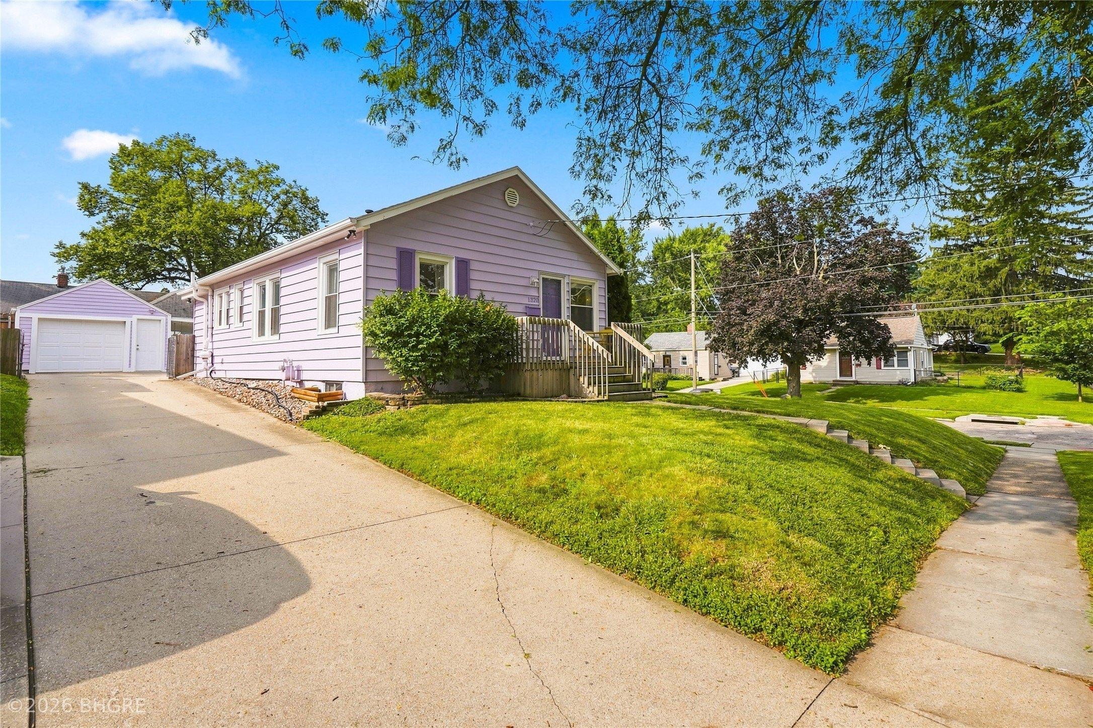 Pleasant View Dr, Des Moines, IA 50315