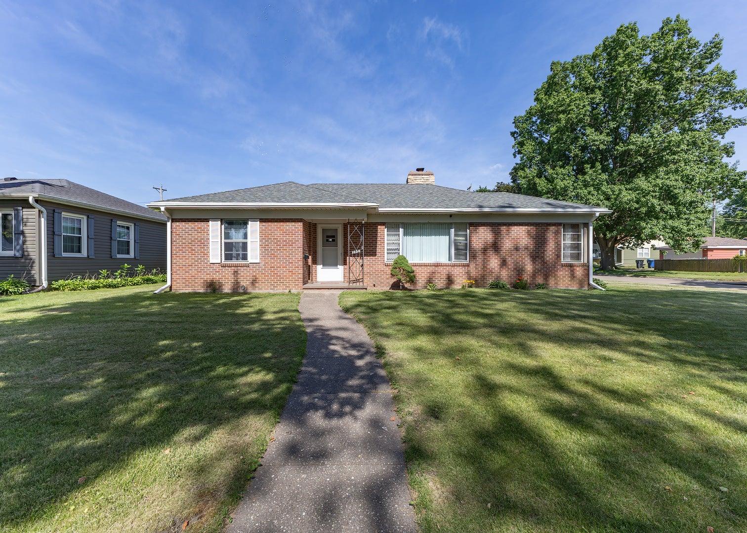 N 3rd St, Clinton, IA 52732