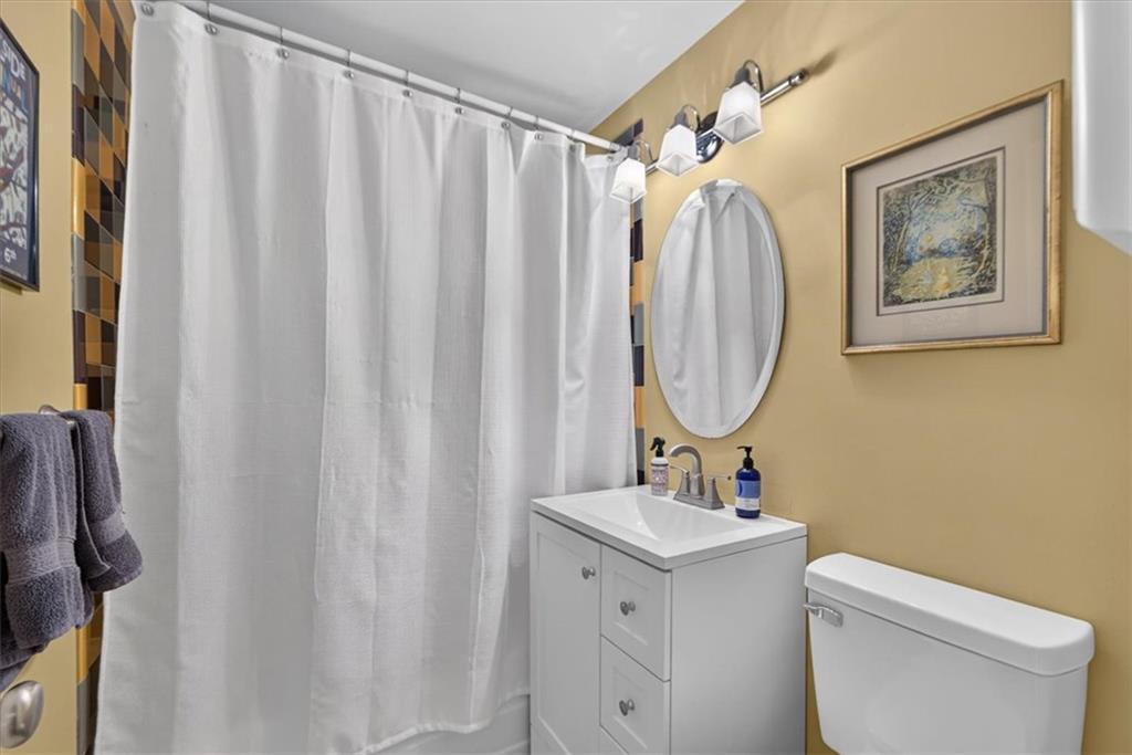 W 69th St, Prairie Village, KS 66208